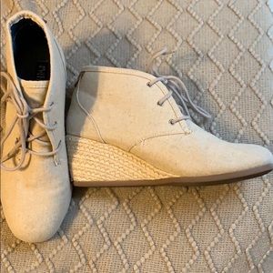 North Pole lace up wedges